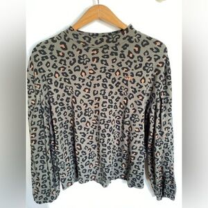 Vans Leopard Print Blouse boxy mock neck sweatshirt-SZ M
W1